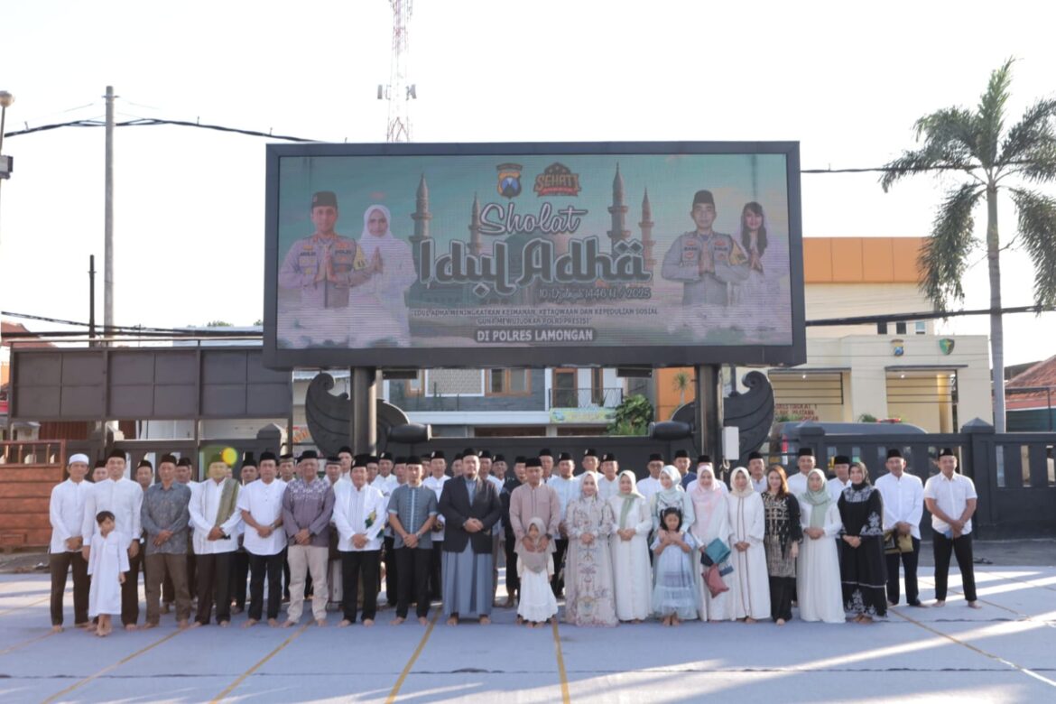 Kapolres Lamongan Beserta Jajaran dan Warga Sekitar Laksanakan Sholat Idul Adha 1446 H di Mapolres