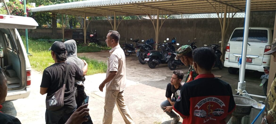 Babinsa Koramil Bungah Kawal Proses Evakuasi ODGJ di Desa Sidorejo
