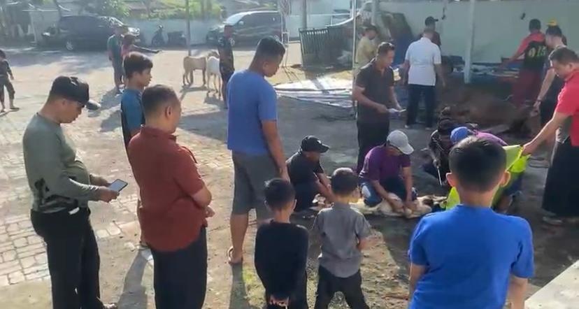 Pemotongan Hewan Kurban di Masjid An-Nur Kodim 0829/Bangkalan Berlangsung Khidmat