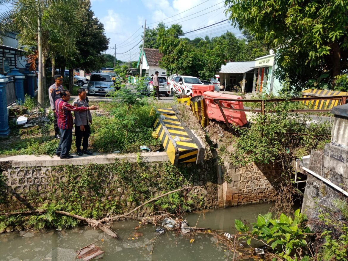 Kapolsek Ngimbang bersama Dinas PUBM Tindak Cepat Aduan Warga, Perbaiki Jembatan Rusak di Jalan Ngimbang–Bluluk
