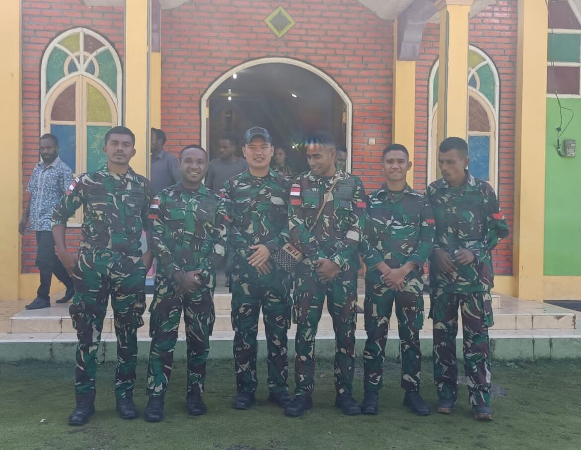Satgas Yonif 521/DY Satu Iman dan Jemaat Bersujud dalam Damai di Gereja Katolik Stasi Santo Paulus Tanah Walesi