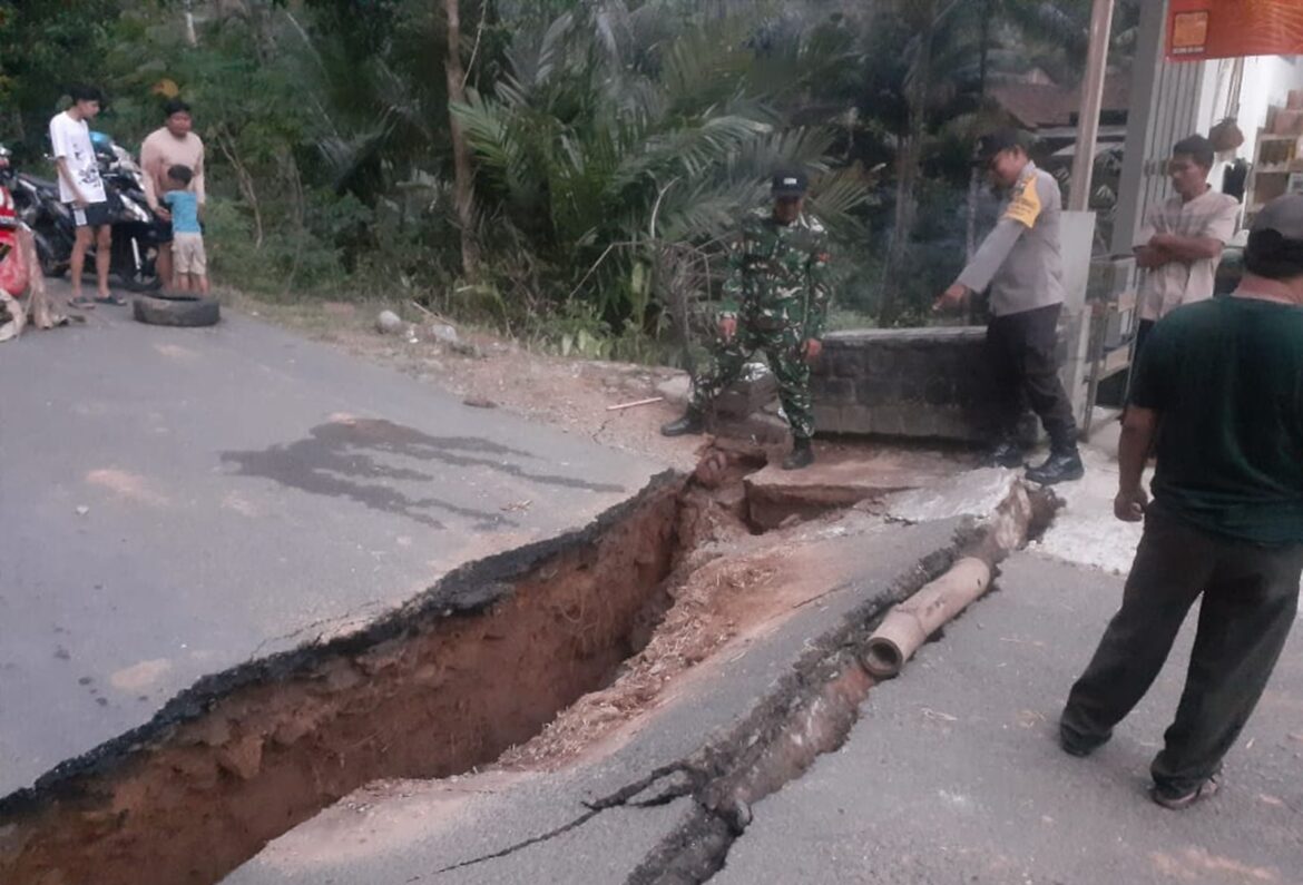 Cuaca Ekstrem Lumpuhkan Trenggalek, TNI-Polri dan Warga Bahu-Membahu Bangun Jembatan