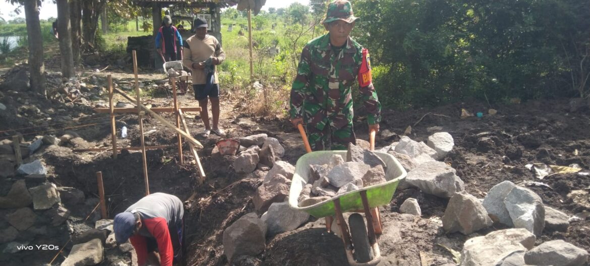 Babinsa Duduksampeyan Aktif Dampingi Warga, Gotong Royong Bangun Plengsengan Jalan Usaha Tani
