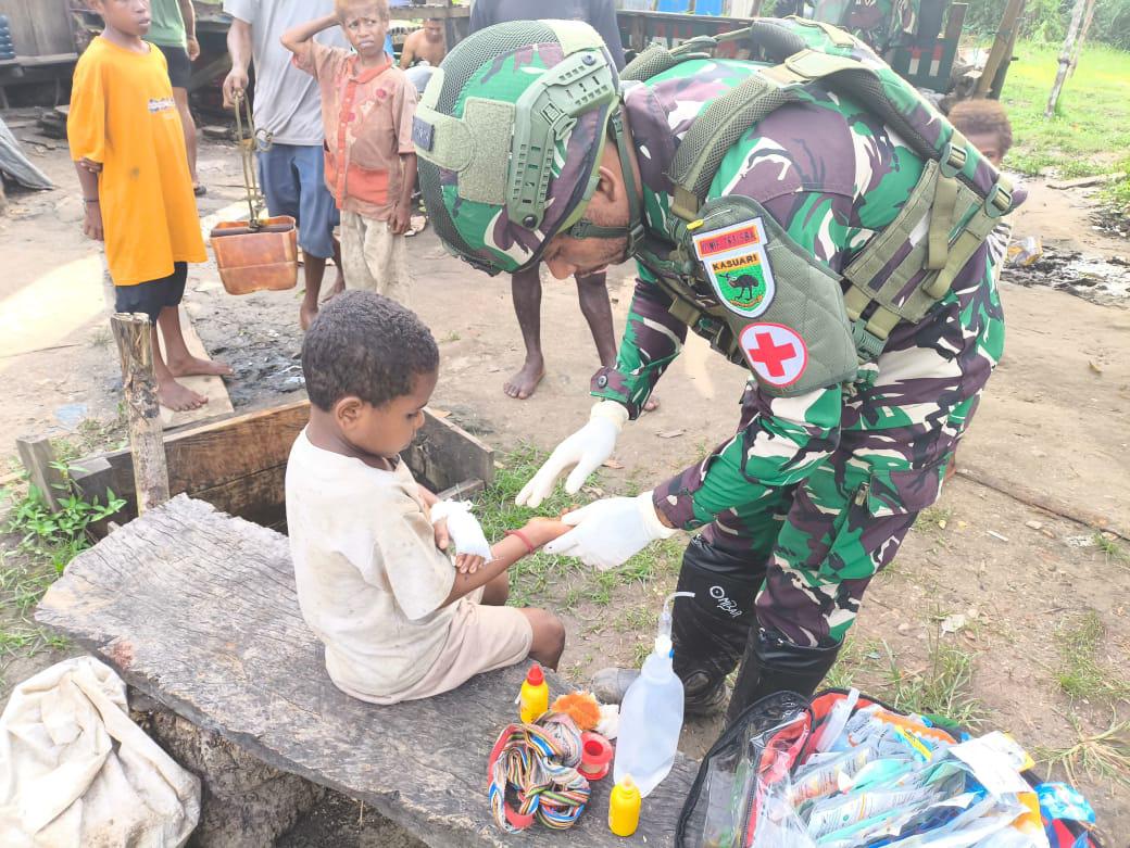 Satgas Pamtas Kewilayahan RI-PNG Yonif 763/SBA Laksanakan Pengobatan Gratis bagi Masyarakat di Pos Kokas