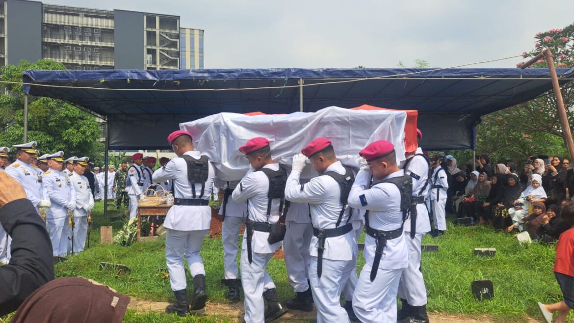 Danpasmar 1 Berikan Penghormatan Terakhir Kepada Rekan Satu Angkatannya