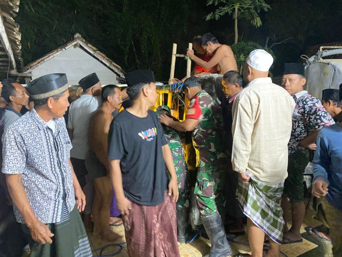 Babinsa Koramil 0829-10/Galis evakuasi korban tercebur Sumur di Desa Kranggan Timur