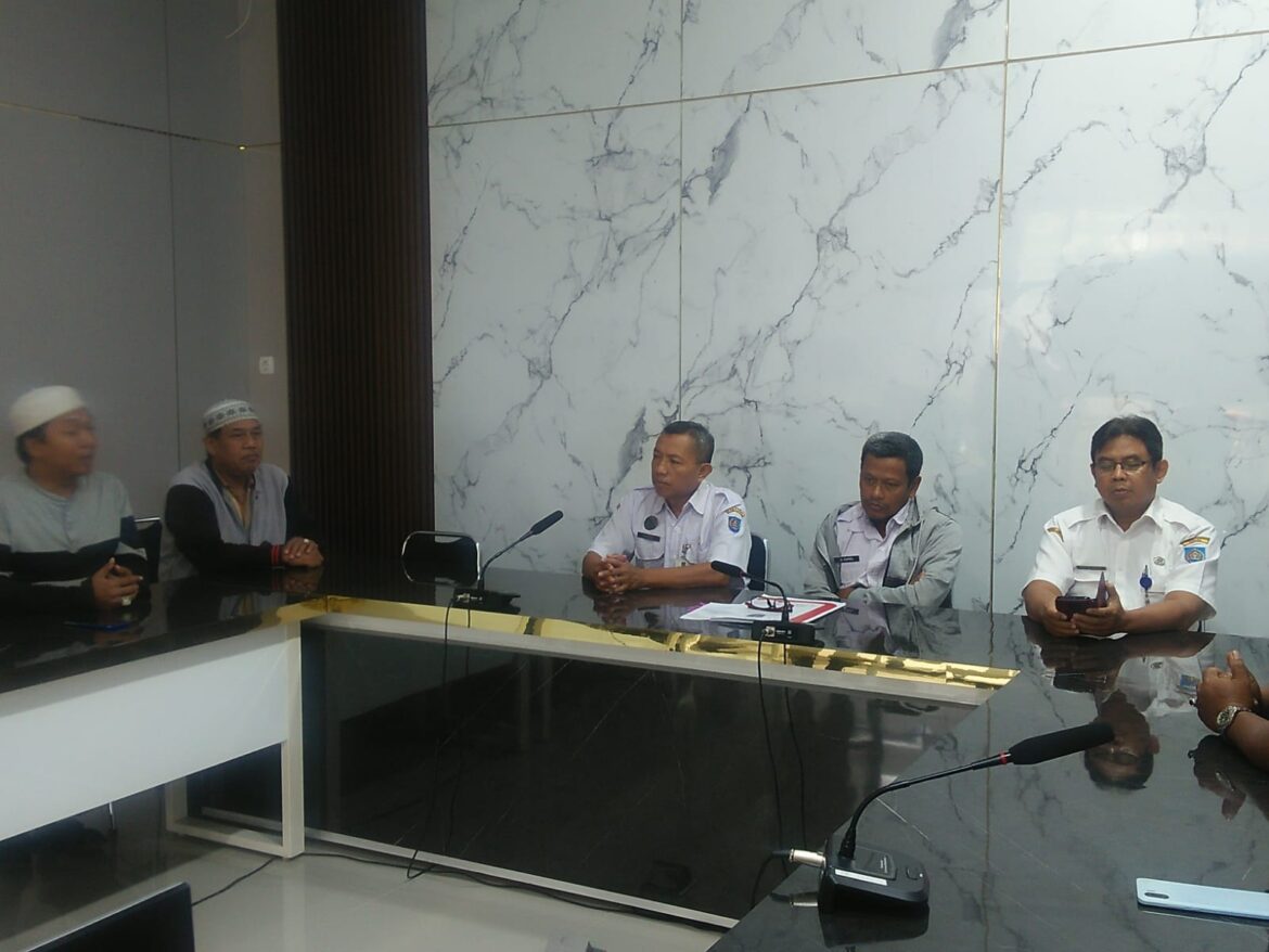 Gruduk Kantor Inspektorat Forum Peduli Desa Balaradin ,Merasa Kecewa .