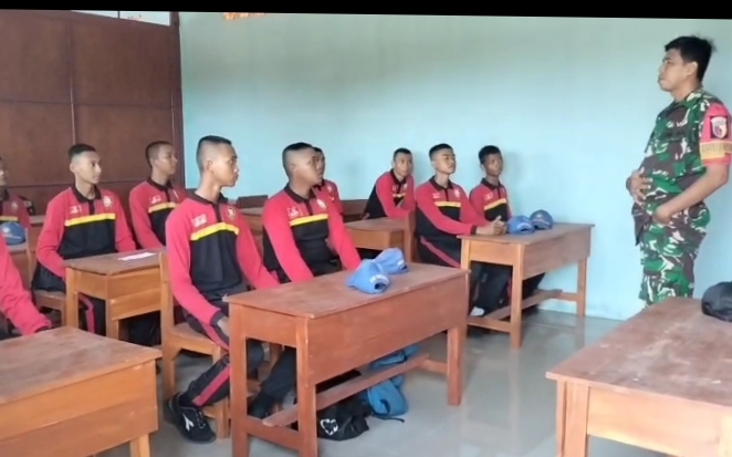 Tingkatkan Nasionalisme, Babinsa Koramil 0829-07/Labang Berikan Pembekalan Wawasan Kebangsaan di SMK Pelayaran Indobaruna