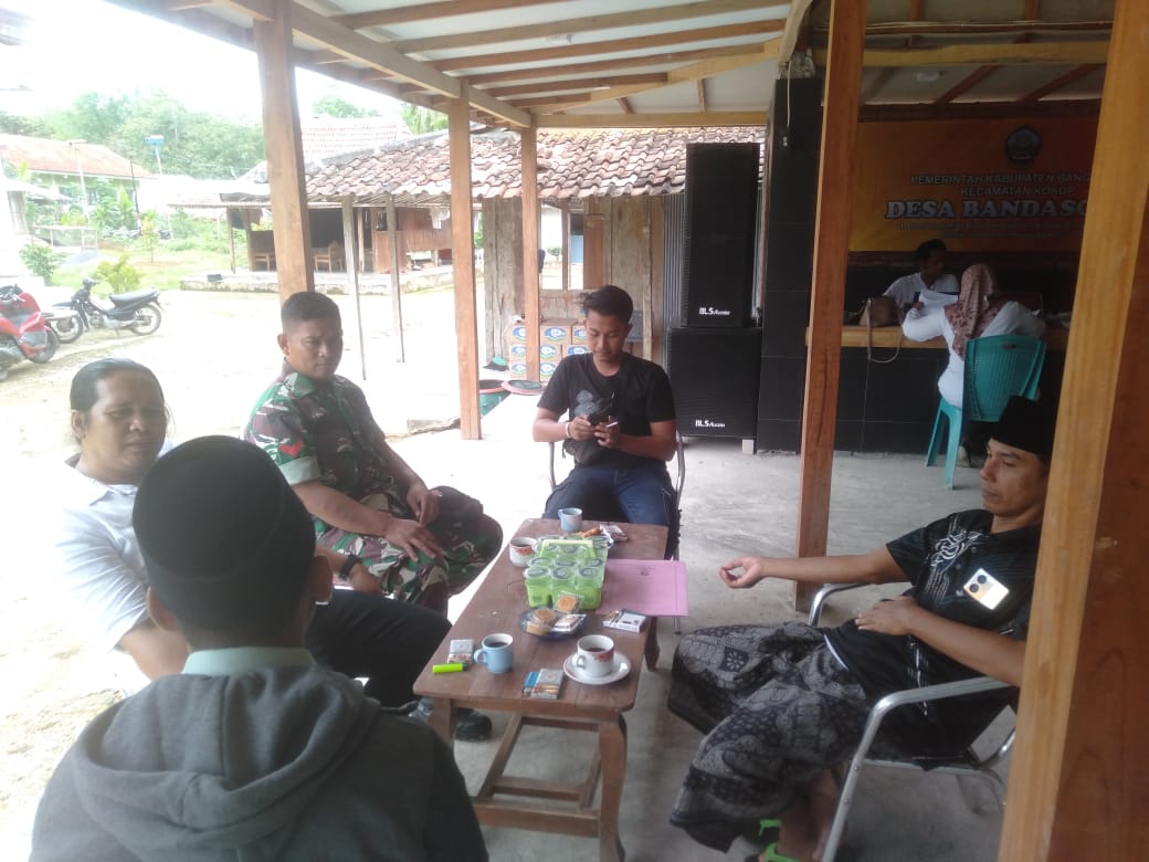 Babinsa Koramil 0829-18/Kokop Jalin Silaturahmi Lewat Anjangsana di Desa Banda Soleh