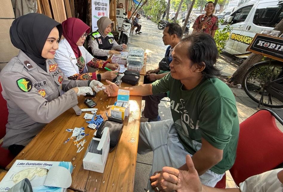 Hari Bhayangkara ke -79, Biddokkes Polda Jatim Gelar Layanan Kesehatan Gratis untuk Driver Ojol