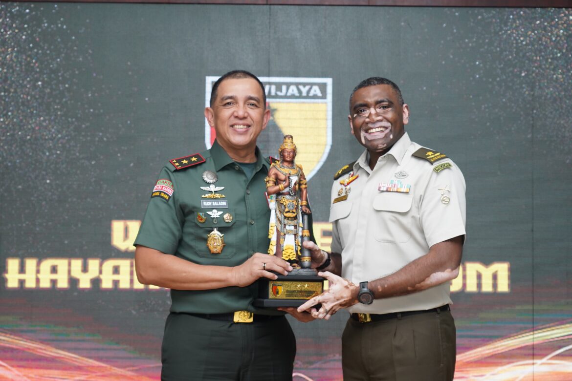 Pangdam V/Brawijaya Terima Kunjungan Kehormatan 6th Division Commander SAF, perkuat Hubungan TNI AD dan SAF