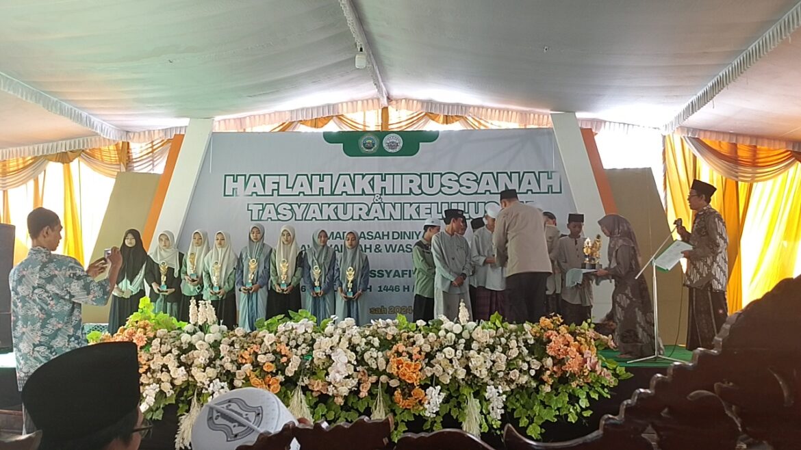 Babinsa Koramil 0817/15 Bungah Hadiri Kegiatan Haflah Akhirussanah Dan Tasyakuran Kelulusan Madrasah Diniyah Di Desa Bungah