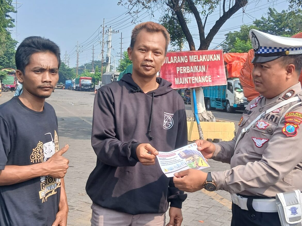 Sosialisasi ODOL di Prapat Kurung: Upaya Satlantas polres Tanjung Perak Cegah Kerusakan Jalan dan Kecelakaan