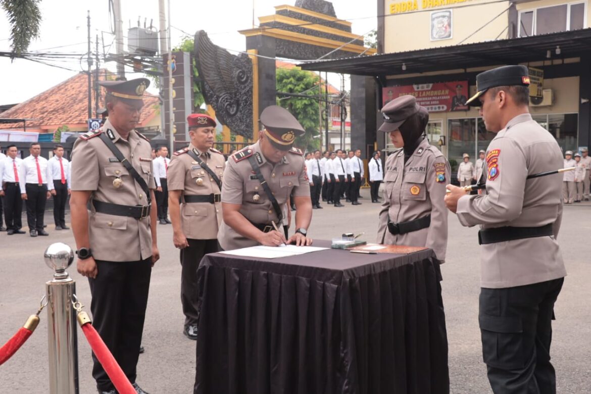 Upacara Kenaikan Pangkat Pengabdian dan Serah Terima Jabatan Pejabat Utama Polres Lamongan Berlangsung Khidmat