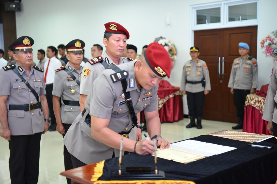 Polres Gresik Gelar Serah Terima Jabatan Kasat Resnarkoba dan Kasat Tahti Polres Gresik