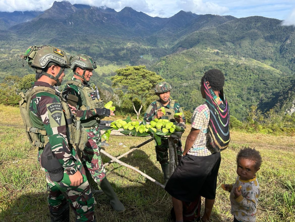 Dua Kilometer Harapan: Langkah Mama Mayna Menuju Hati TNI di Pos Pintu Jawa