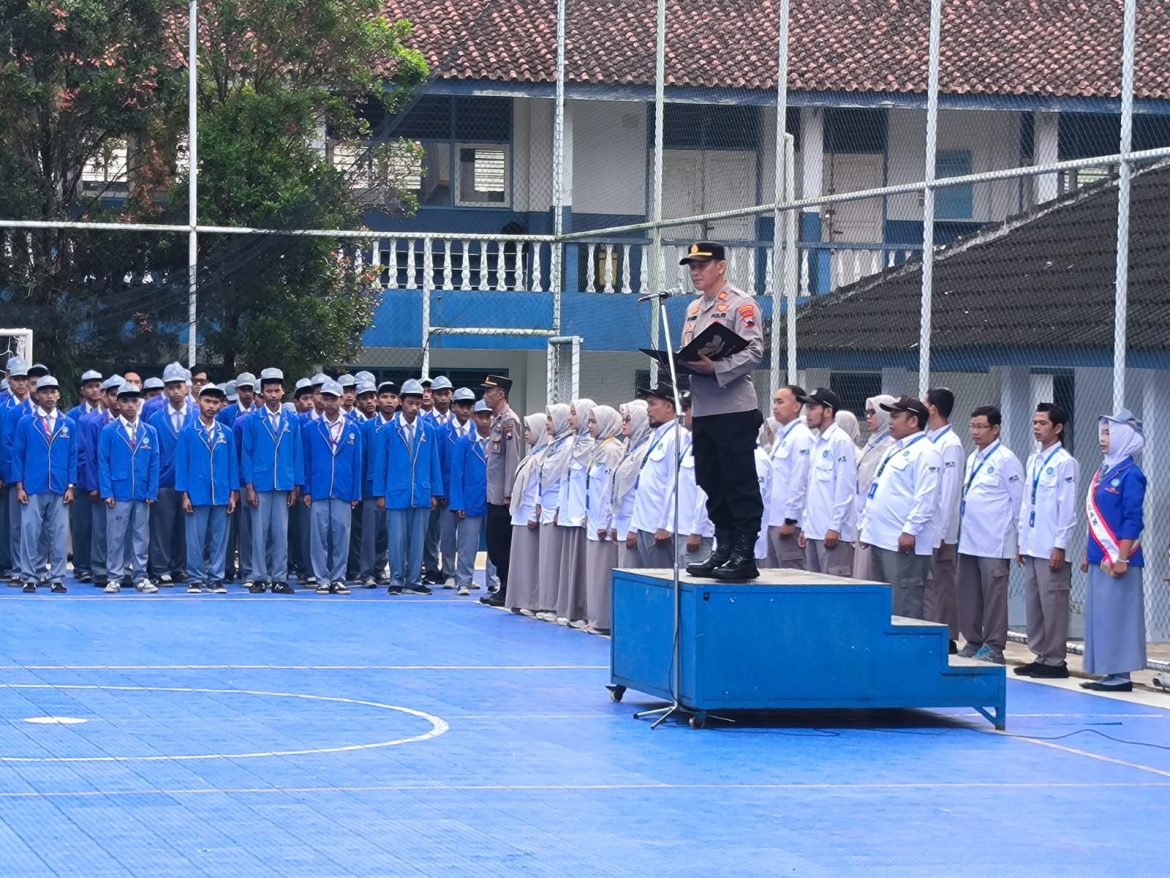 Polisi Masuk Sekolah: Kapolsek Bandongan Tanamkan Nilai Disiplin dan Tanggung Jawab