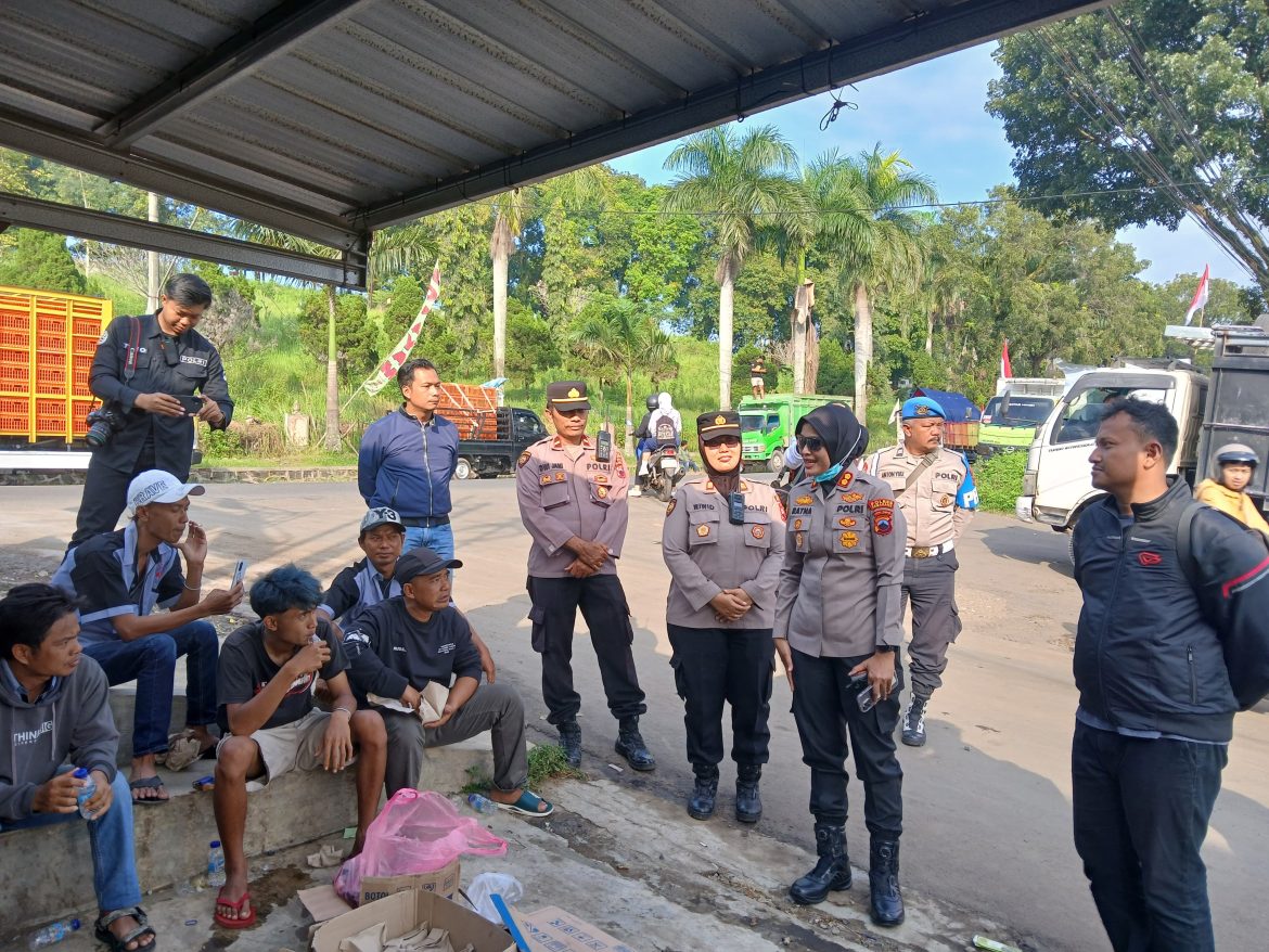 Demo ODOL di Kota Semarang, Kapolres Semarang Pantau Langsung Rombongan Melintas di Kabupaten Semarang