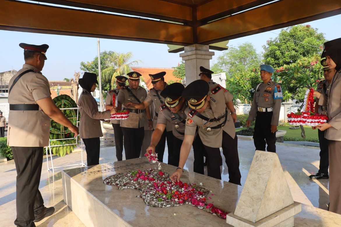 Peringati HUT Bhayangkara ke-79, Polres Tanjung Perak Tabur Bunga di TMP Wage Rudolf Supratman