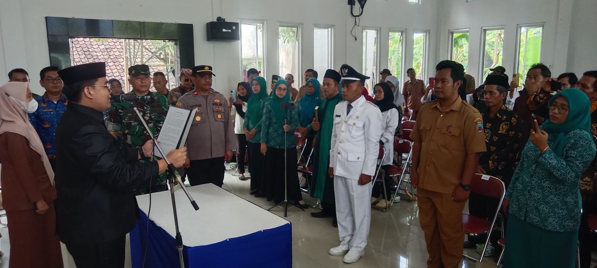 Atasnama Bupati Lamsel Plt Camat Palas  M. Iqbal Fuad Melantik Pj Kepala Desa Bangunan