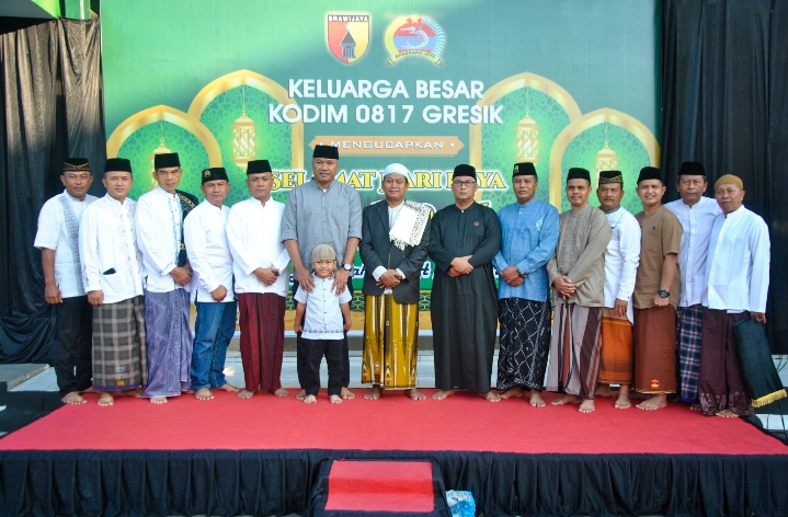 Keluarga Besar Kodim 0817/Gresik Gelar Sholat Idul Adha 1446 H Tahun 2025 di Lapangan Makodim