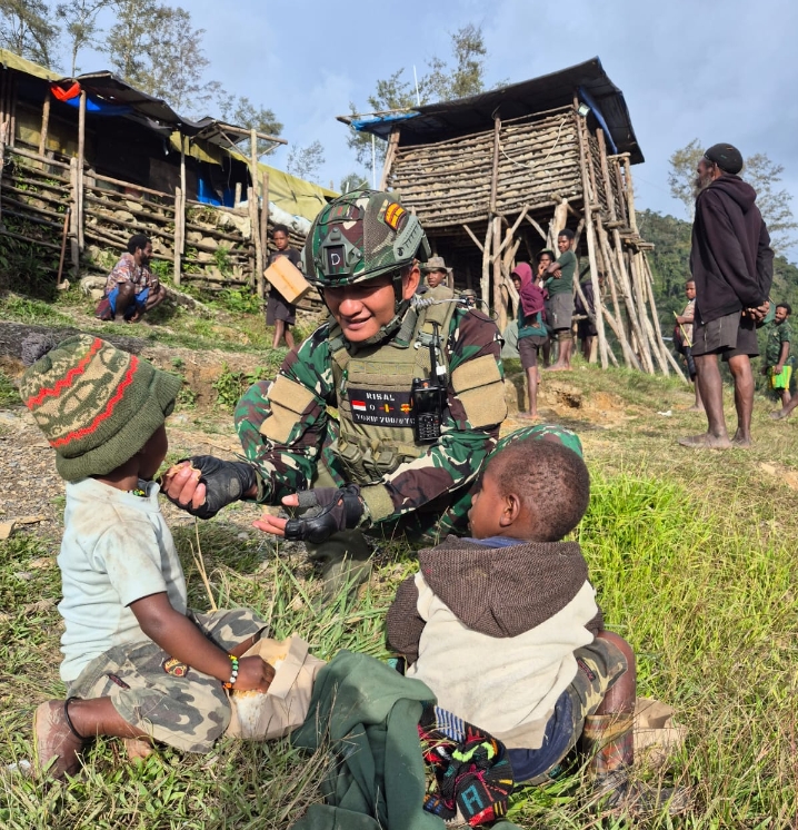 Tangan-Tangan Prajurit, Hati yang Merakyat dan Kisah Heroik Satgas TNI di Kampung Wombru