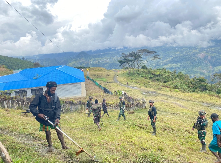 Satgas TNI Berjibaku Bersama Warga, Siapkan Lokasi Bakar Batu dengan Semangat Kebersamaan di Kampung Wombru