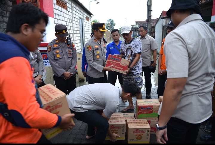 Kapolres Gresik Salurkan Bantuan Sosial Bagi Warga Terdampak Banjir di Benjeng