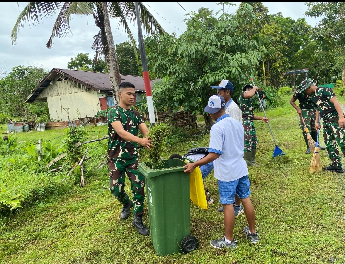 Satgas Yonif 131/Brajasakti Ajak Siswa SMP N 5 Arso Tanamkan Nilai Kebersamaan Lewat Gotong Royong