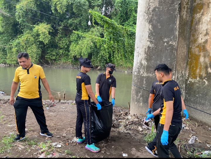Polri Peduli Lingkungan: Polres Jember Gelar Aksi Bersihkan Sungai Bedadung di Hari Bhayangkara ke -79