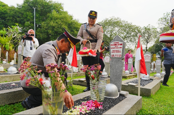 Jelang Hari Bhayangkara, Kapolri Ziarah ke Makam BJ Habibie hingga Hoegeng