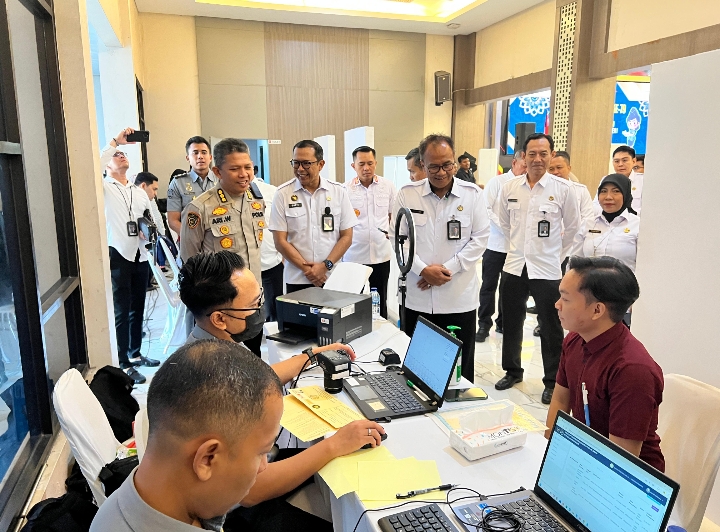 Polda Jatim dan Kanwil Ditjen Imigrasi Bersinergi Sambut Hari Bhayangkara ke – 79 Gelar Semarak 1079 Paspor untuk Negeri