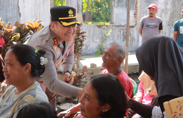 Sambut Hari Bhayangkara ke – 79 Polres Blitar Salurkan Bantuan Sosial Warga Kampung Baru