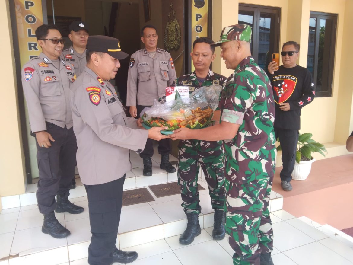 Danramil Keling Beri Kejutan Tumpeng di HUT Bhayangkara ke-79: Wujud Sinergi TNI-Polri di Wilayah