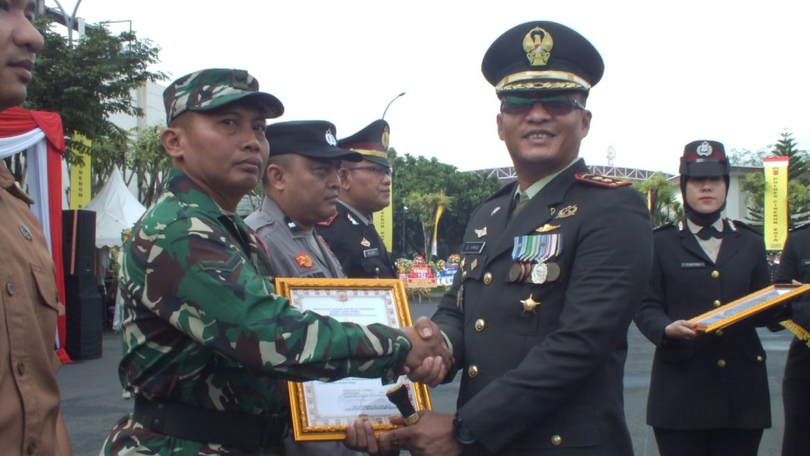 Dandim 0614 / Kota Cirebon Hadiri Upacara Hari Bhayangkara ke-79, Babinsa Kelurahan Kesambi Raih Penghargaan