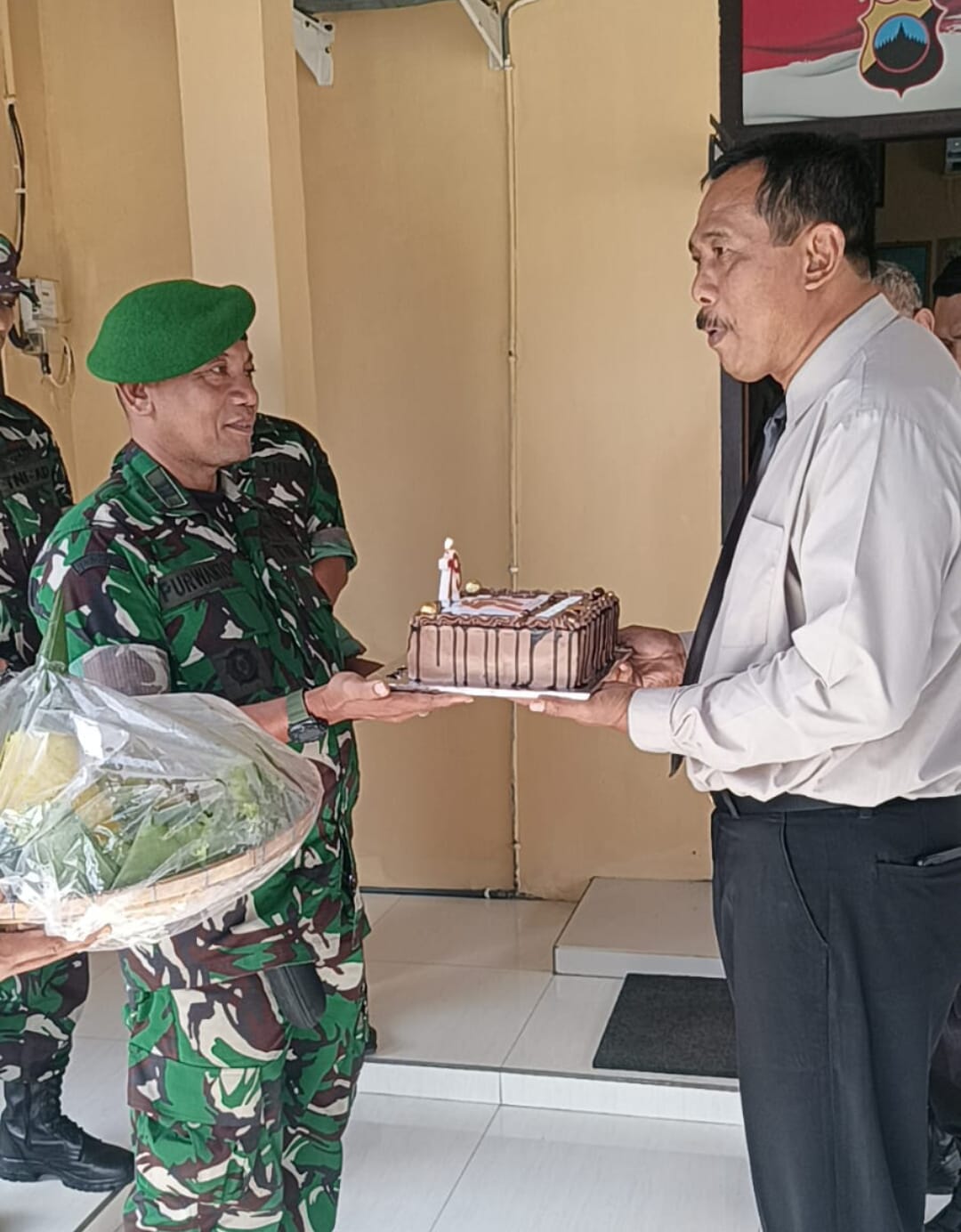 Danramil Bangsri Berikan Tumpeng dan Ucapan Selamat HUT ke-79 Bhayangkara di Dua Polsek Sekaligus