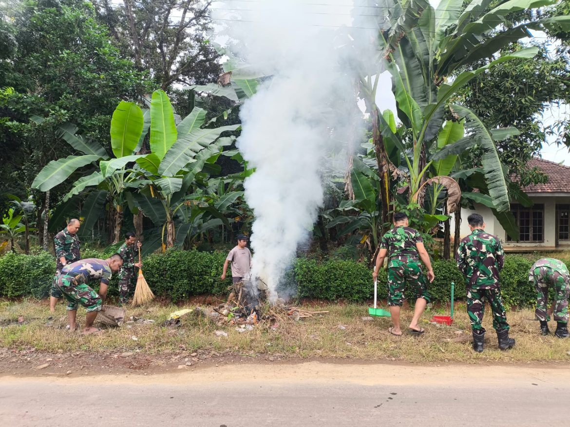 Anggota Koramil 04 / Pecangaan Gelar Karya Bakti Bersihkan Jalan Desa Pendosawalan