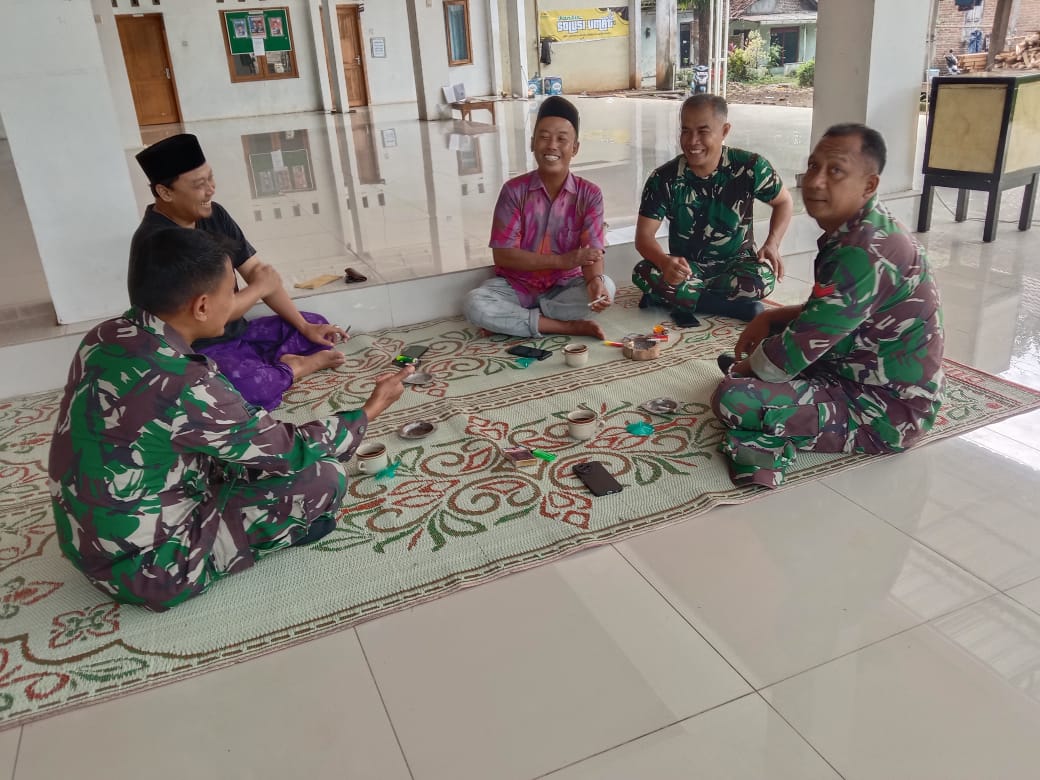 Jalin Silaturahmi dan Perkuat Sinergi, Babinsa Koramil Pecangaan Komsos di Pesantren Darusalam Desa Sendang