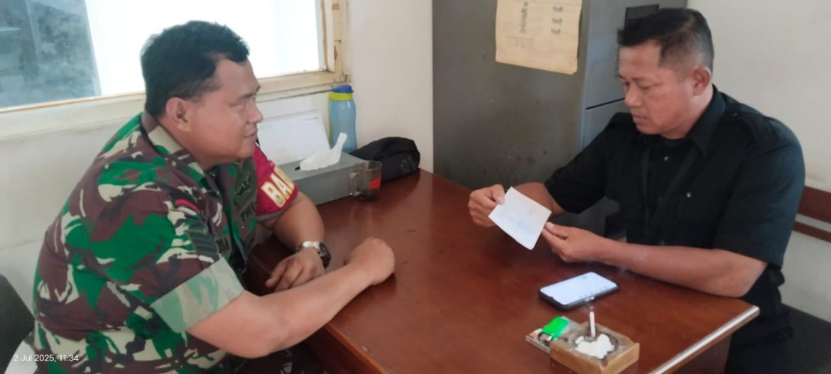 Babinsa Banyuputih Laksanakan Monitoring dan Komsos dengan Petugas Keamanan Perusahaan