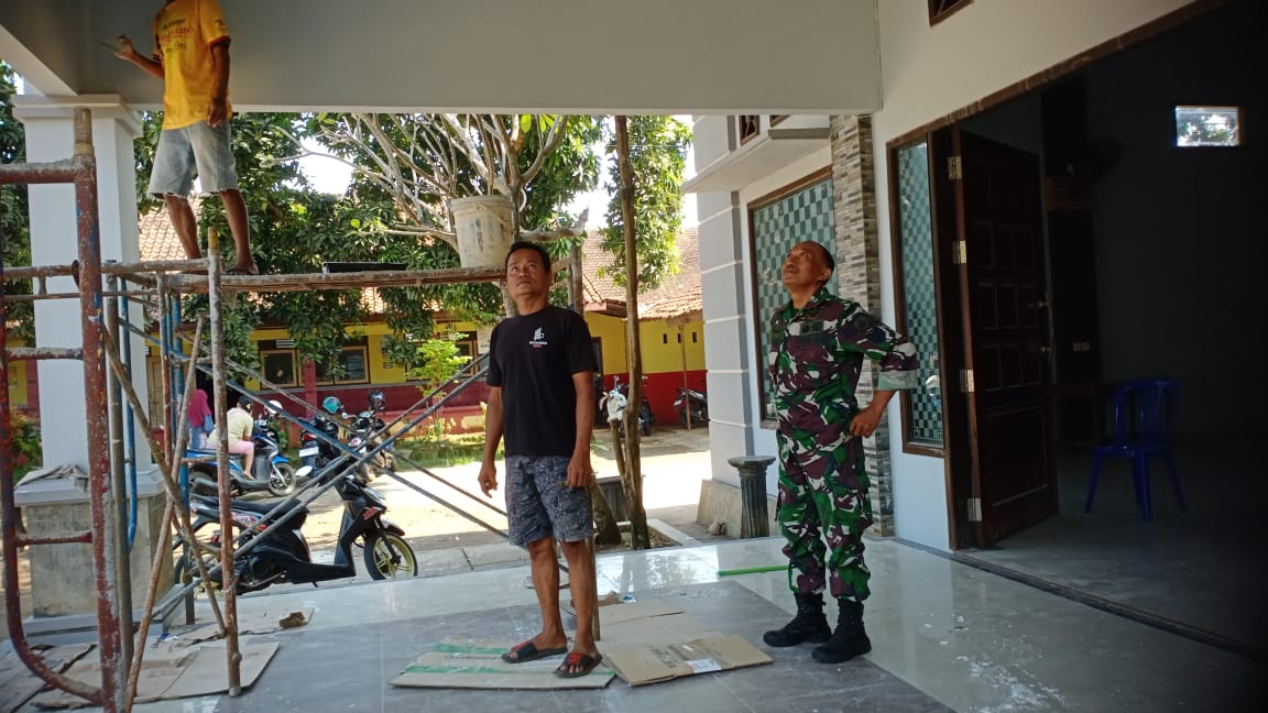Babinsa Koramil 03/Batealit Bantu Pengecatan Kantor Balai Desa Bantrung