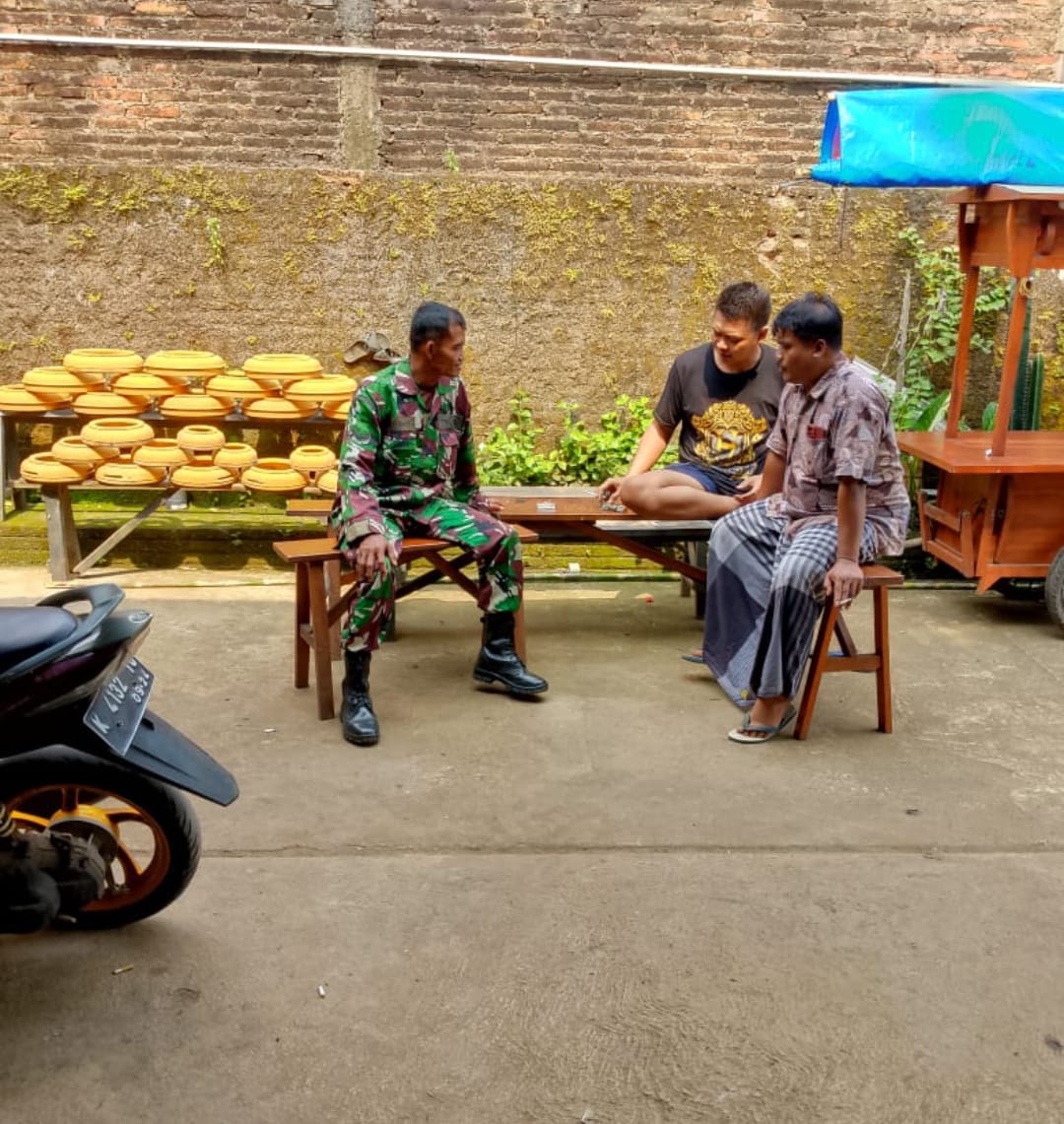 Babinsa Robayan Laksanakan Komsos Bersama Warga, Perkuat Kedekatan TNI dengan Masyarakat