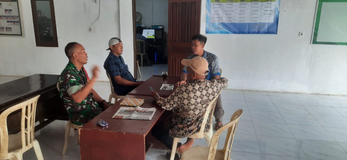 Babinsa Ketilengsingolelo Laksanakan Komsos Bersama Perangkat Desa Tingkatkan Sinergi dan Pembinaan Teritorial