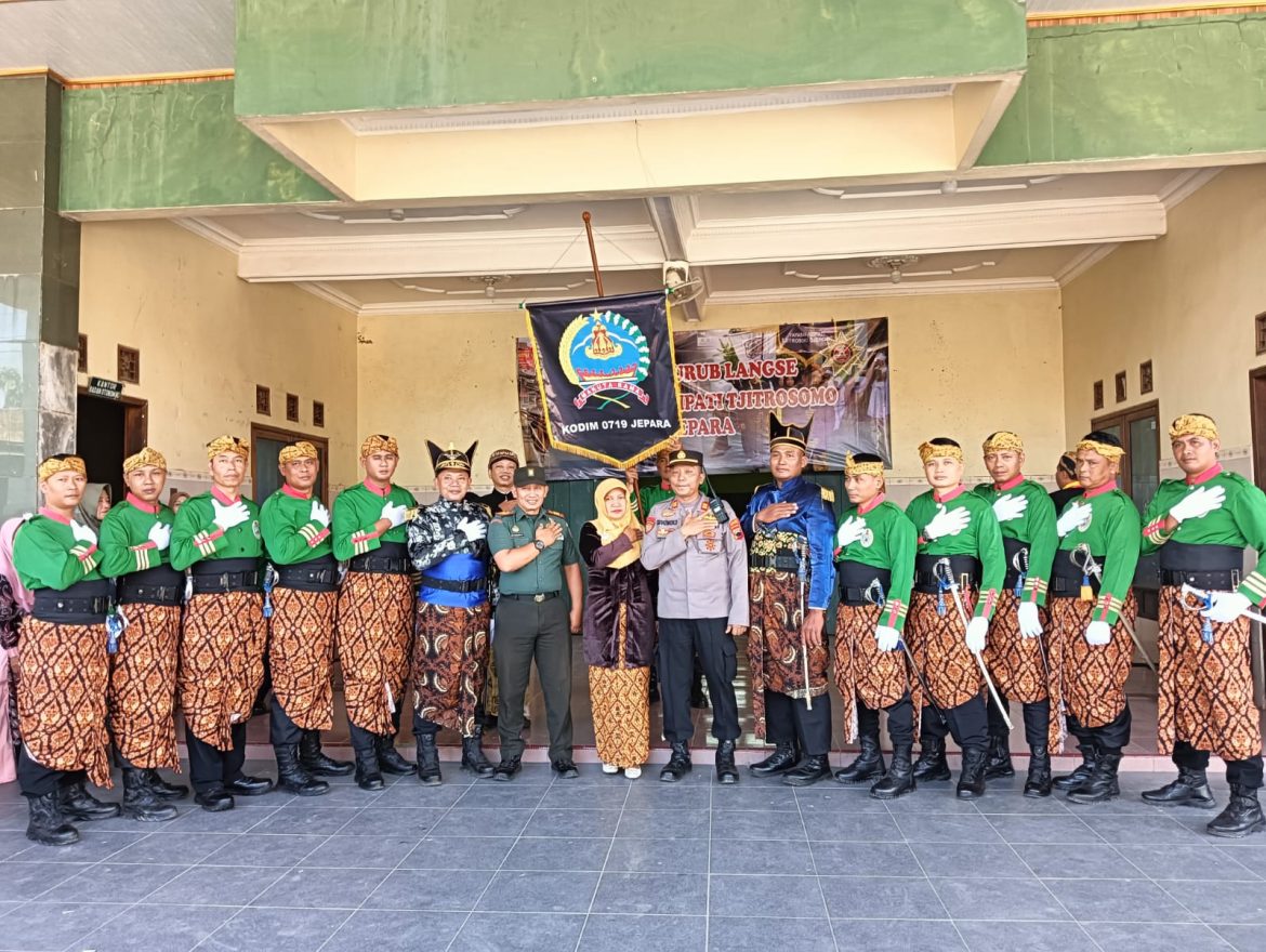 Danramil 04/Pecangaan Bersama Babinsa dan Anggota Laksanakan Pengamanan Kirab Lurub Tjitrosomo di Desa Sendang