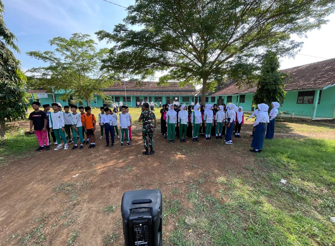 Anggota Koramil 12/Donorojo Berikan Materi Baris Berbaris dan Kedisiplinan pada Kegiatan Orientasi Siswa MTs Asysyafi’iyah Banyumanis