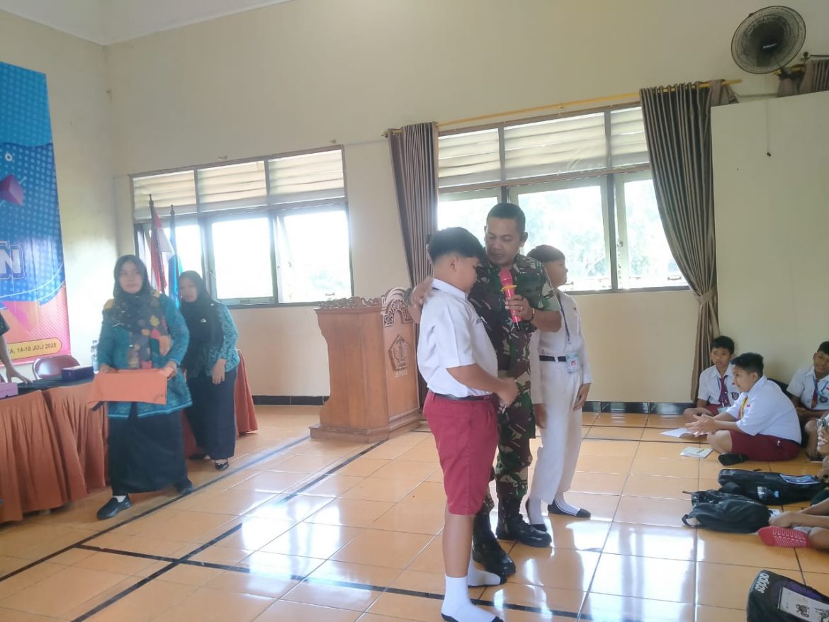 Danramil 11/Tahunan Berikan Materi Bela Negara dan Pencegahan Kekerasan di SMPN 1 Tahunan