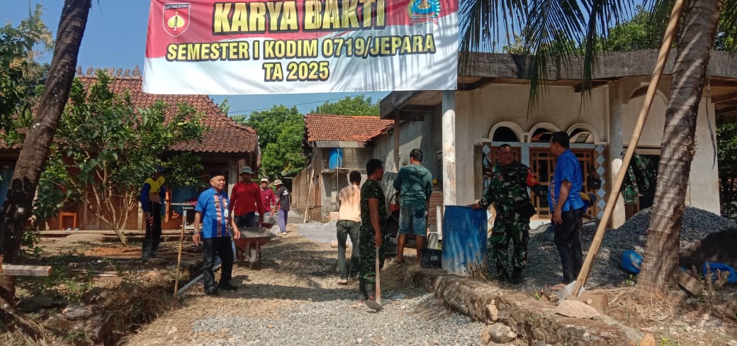 Anggota koramil 09/Mlonggo Koptu Supriyanto Laksanakan Karya Bakti Pengecoran Jalan Rabat Beton di Desa Suwawal