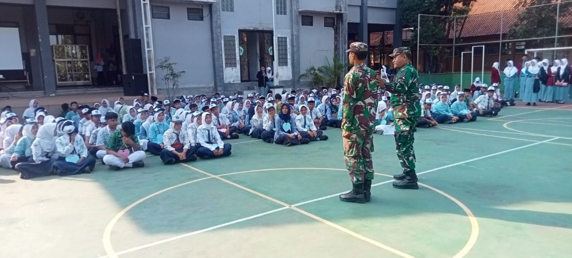 Anggota Koramil 06/Welahan Latih PBB Siswa Baru SMU N 1 Welahan dalam Kegiatan MPLS