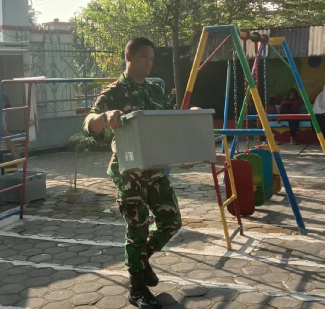 Anggota Koramil 01/Jepara Dampingi Penyaluran Makanan Bergizi Gratis dari Dapur SPPG 001 Pengkol