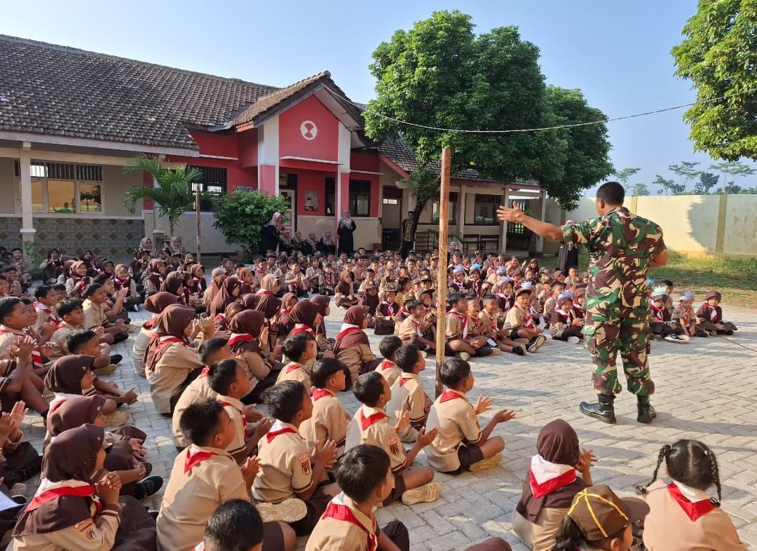 Babinsa Desa Tulakan Serda Selamet Beri Materi Wawasan Kebangsaan dalam Kegiatan MPLS di Tiga Sekolah Dasar di Donorojo