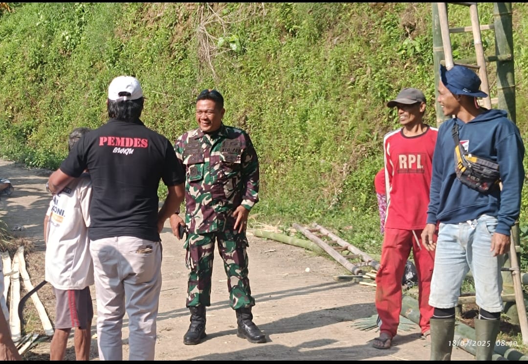 Danramil 05/Mayong Pimpin Kerja Bakti Bersihkan Jalan Menuju Lokasi TMMD Tahap III di Desa Bungu